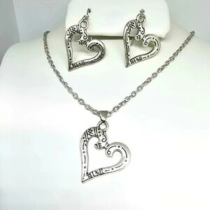 NWOT Elegant Heart Necklace and Earrings Set